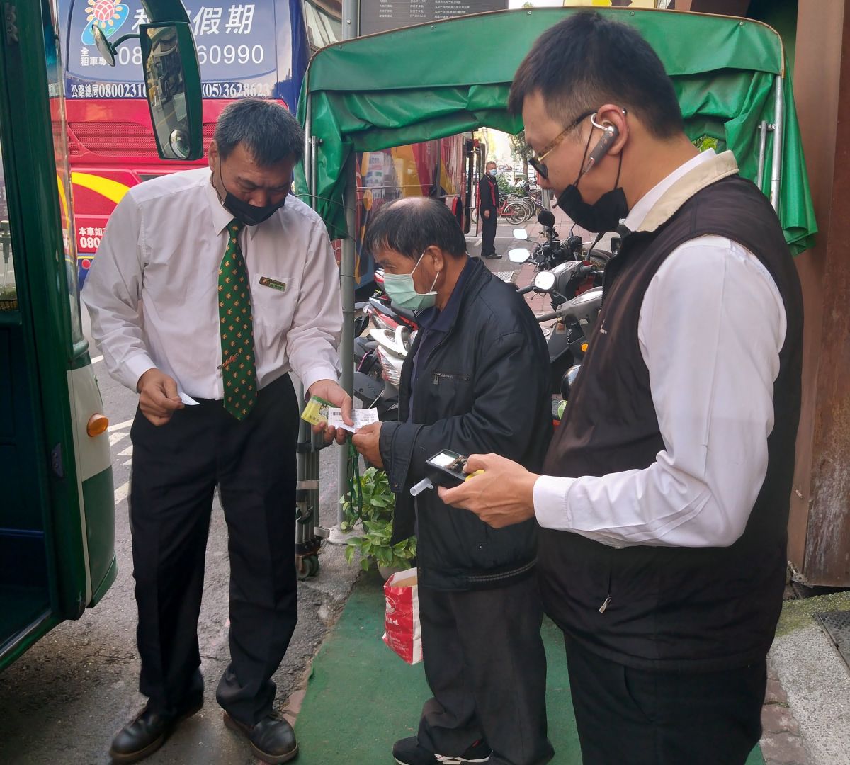 ▲高雄市區監理所全面客運場站督導，以維行車安全。(圖／記者黃守作攝，2020.12.23)