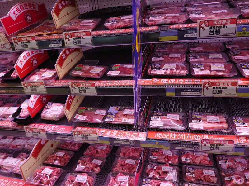 ▲政府開放萊豬進口，量販、超市都增加國產豬的產地標示。（圖／家樂福提供）