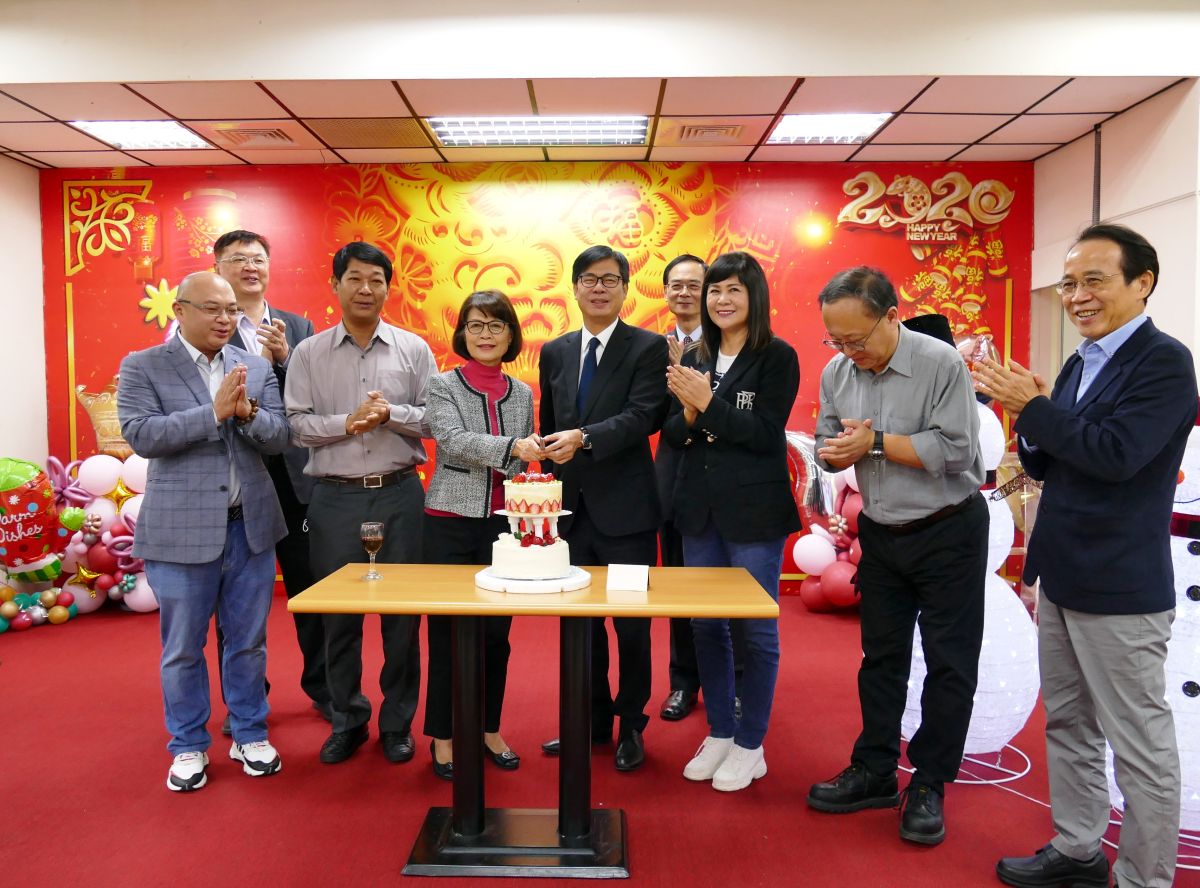 ▲議會第4次定期大會閉幕，正逢高雄市長陳其邁（左5）國曆生日、議長曾麗燕（左4）農曆生日，府會聯誼會祝福聲不斷。（圖／高雄市議會提供）