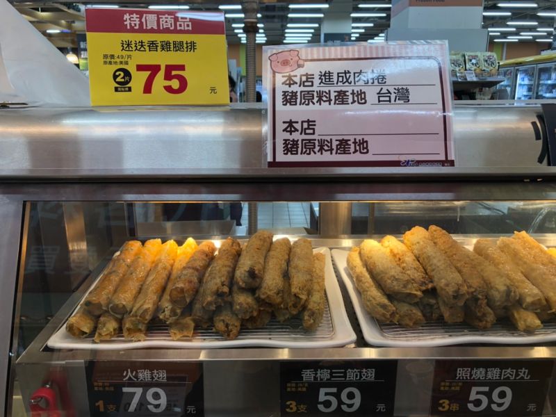 ▲政府開放萊豬進口,量販內不分生熟食,都增加國產豬的產地標示。(圖/愛買提供)