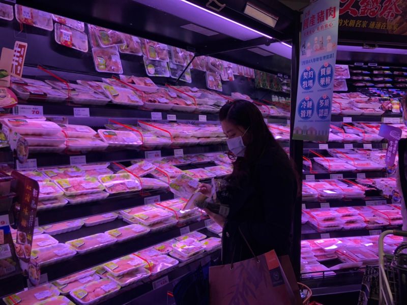 ▲政府開放萊豬進口，超市內也增設標語，標榜只用國產豬，讓民眾安心食用。（圖／記者劉雅文拍攝）