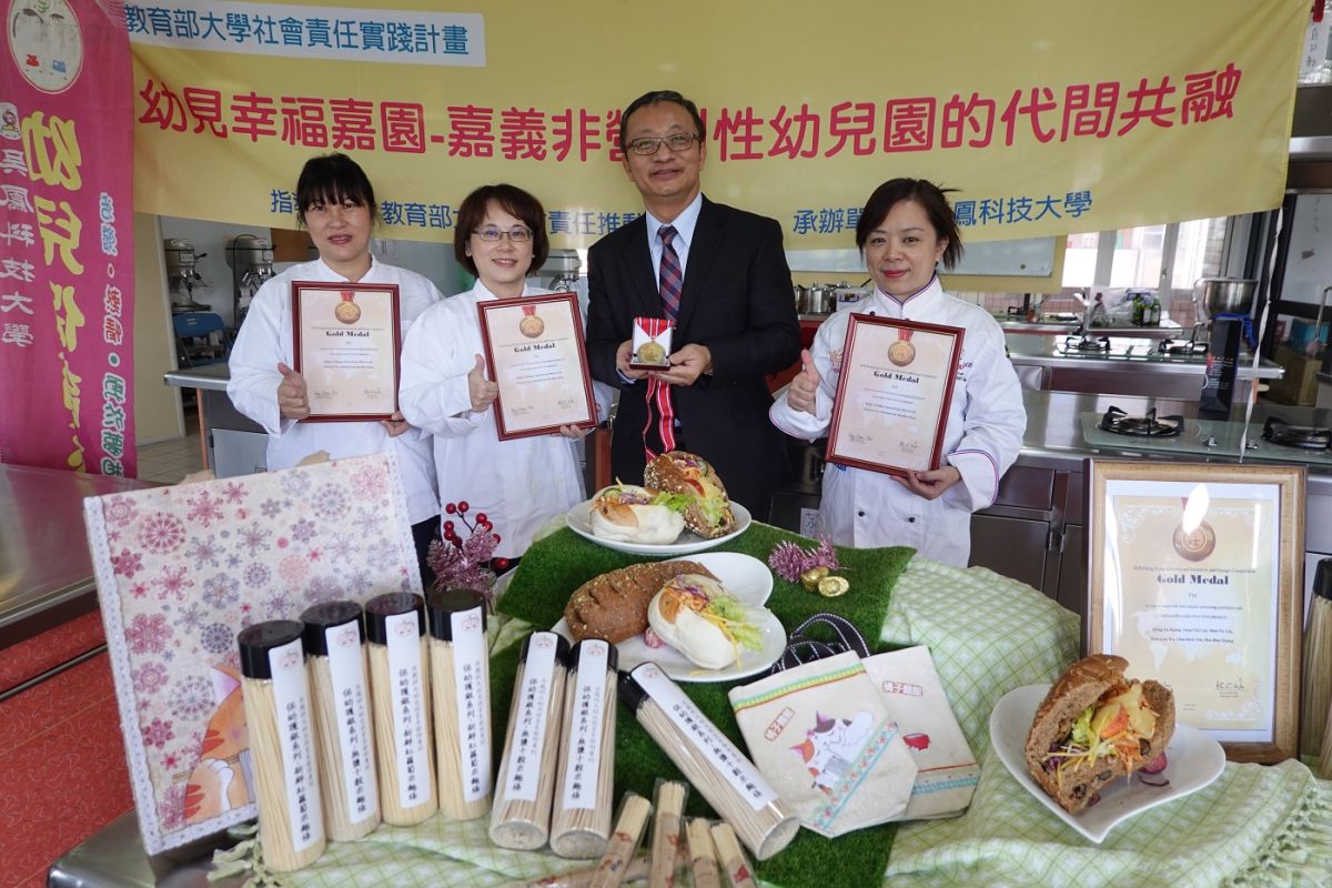 ▲吳鳳科大與北港農工技職策略聯盟適合老幼的泡菜麵包香港創新科技大賽奪金。（圖/吳鳳科大提供）