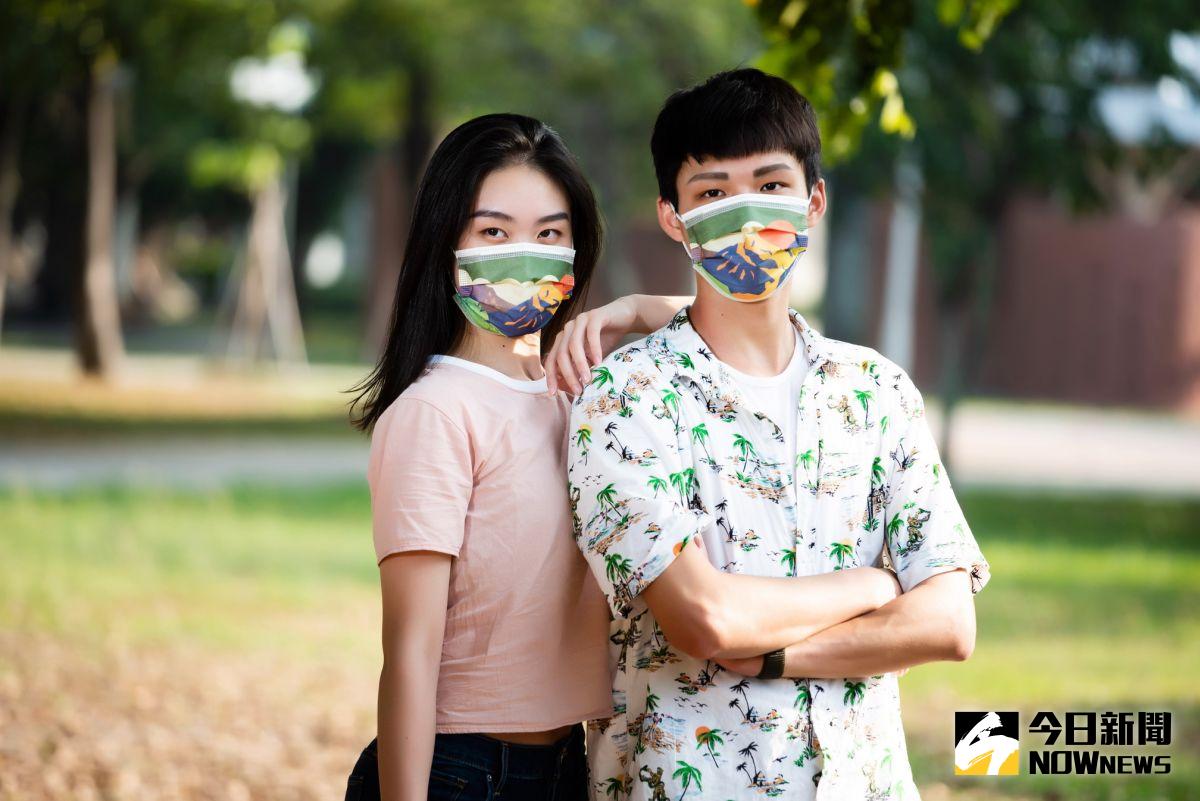 ▲生技公司今推出手繪台灣百岳造型口罩，透過手繪的溫暖風格，呈現這些知名台灣百岳的意象及台灣百岳之美。（圖／記者陳雅芳攝，2020.12. 23）