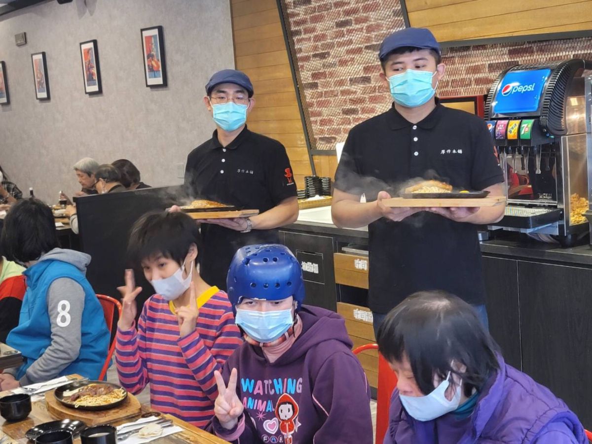 ▲為了感謝華光院生們的啟發，牛排館休息1天，邀請新竹縣華光教養院的師生們前往享用聖誕節的牛排大餐，華光回贈感謝狀。(圖/記者金祐妤翻攝,109.12.23）