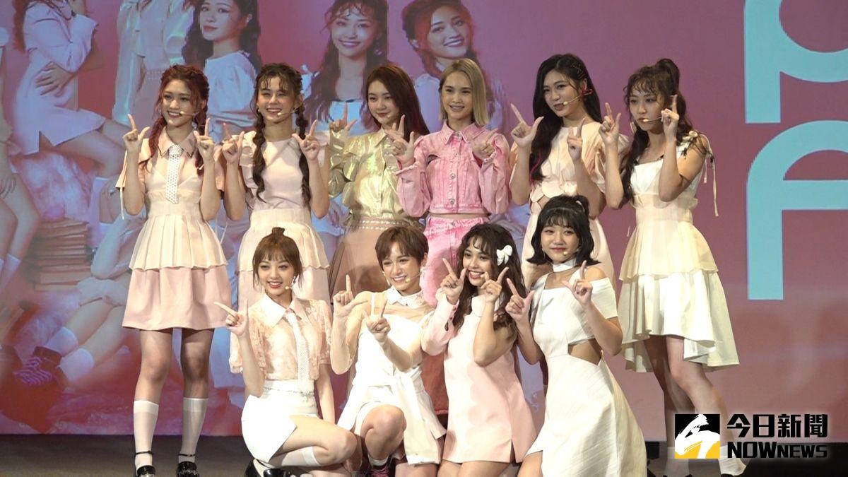 ▲楊丞琳（後排右三）現身PINK FUN發片記者會。（圖 / 記者朱永強攝）