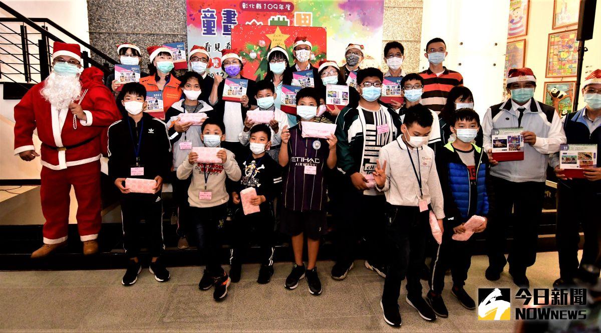 ▲彰化縣政府舉辦「童畫心世界」繪畫比賽，得獎作品在員林演藝廳展覽室展出，畫展中看見這群天使們最動人的藝術創作和無限潛能。（圖／記者陳雅芳攝，2020.12. 23）