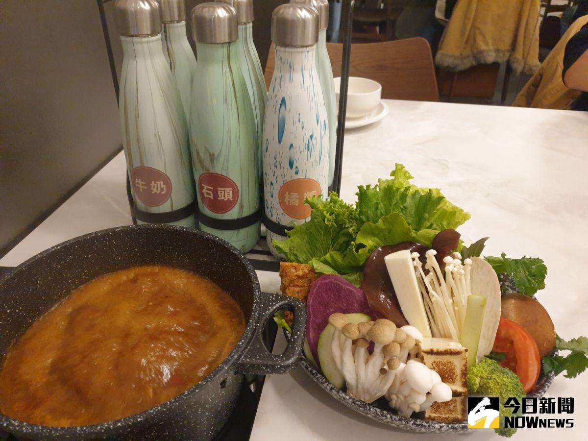▲台中暖然火鍋，桌上擺放六支瓶子，這不是飲料，是六種湯頭，提供客人先試喝再點選，作法周到。（圖／記者金武鳳攝，2020.12.23)