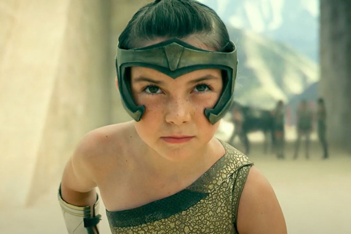 莉莉艾斯貝兒在《神力女超人1984》超級討喜。（圖／《神力女超人1984》劇照）