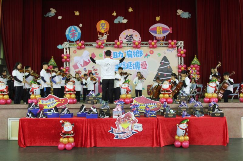 ▲桃園市圓夢愛心關懷協會等寒冬送暖,捐募1012雙新鞋給縣內弱勢學童,縣長張麗善到場感謝贈鞋送暖。(圖/記者簡勇鵬攝,2020.12.23)