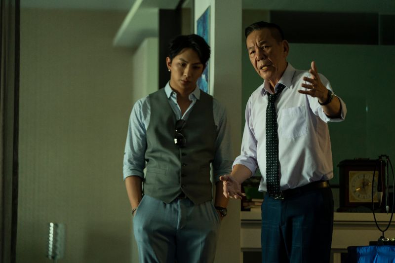 ▲明杰（左）在劇中飾演龍劭華的兒子。（圖 / LINE TV提供）
