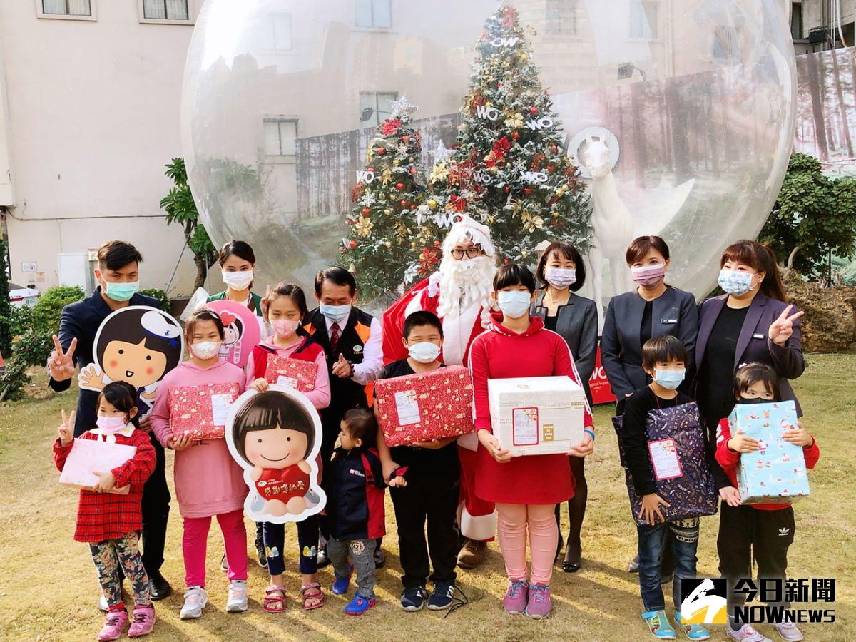 ▲飯店業者以暖心的方式與小朋友一同過節，透過心願卡的認領，號召社會大眾，化身耶誕老公公。 （圖／記者陳美嘉攝，2020.12.23）