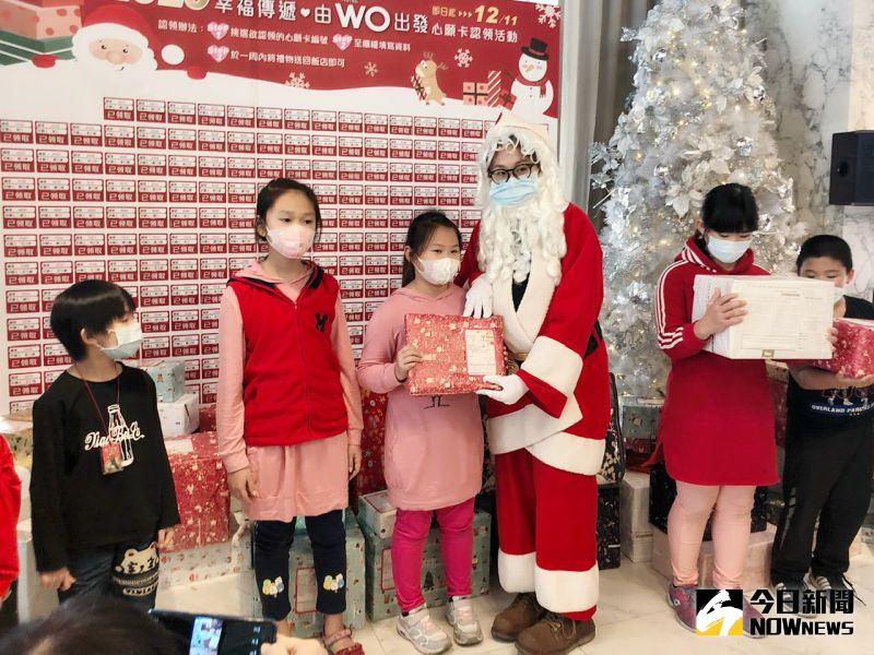 ▲飯店業者以暖心的方式與小朋友一同過節。(圖/記者陳美嘉攝,2020.12.23)