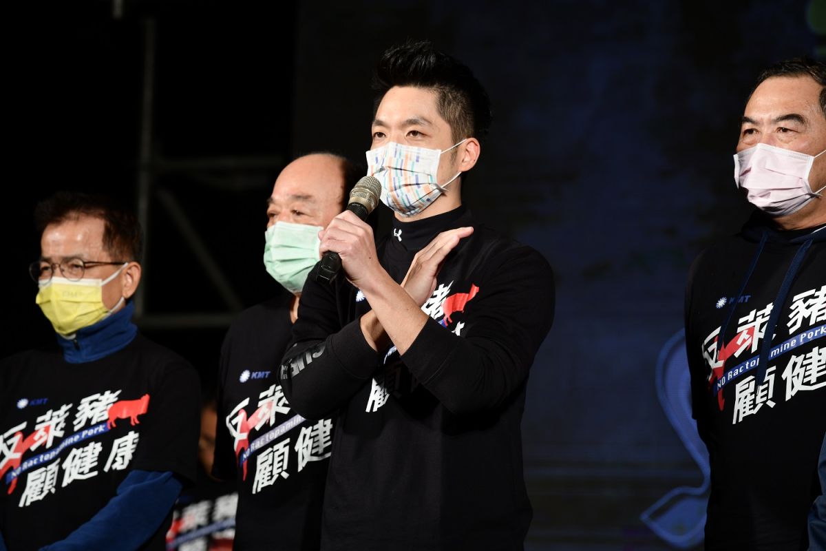 ▲國民黨立委蔣萬安表示，政府說會讓人民自由選擇，但堅持不標示是否含來客多巴胺，要民眾打電話給他們選區的民進黨立委，要蘇貞昌不要騙完神明騙人民。　（圖／記者林柏年攝）