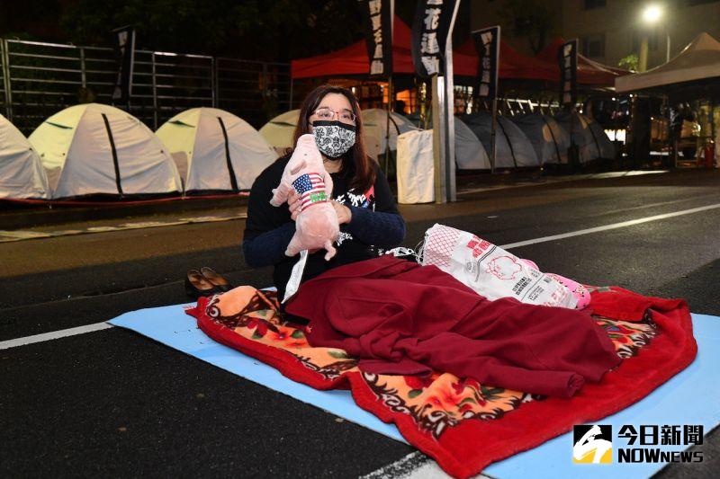 ▲金門女戰神、國民黨立委陳玉珍，可說是準備的最齊全的一個！除了看起來相當保暖的棉被，手上還拿了自製美國萊豬娃娃。（圖／記者林柏年攝）