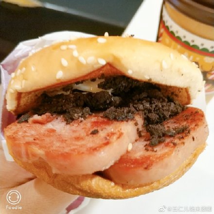 ▲中國大陸麥當勞新推出「給力奧餐肉堡」。（圖／翻攝自中國大陸麥當勞微博）