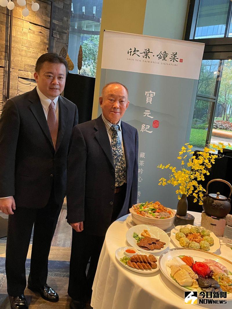 ▲蔡其建(右)於寶成卸任後專注投身於茶文化產業,也攜手長子蔡明倫(左)共同規劃事業版圖。(圖/記者黃仁杰攝)