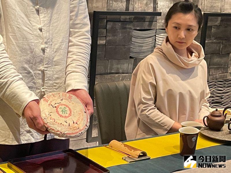 ▲這次蔡其建提供珍藏的一餅357克80年代厚紙8582,市值已超過新台幣40萬元。(圖/記者黃仁杰攝)