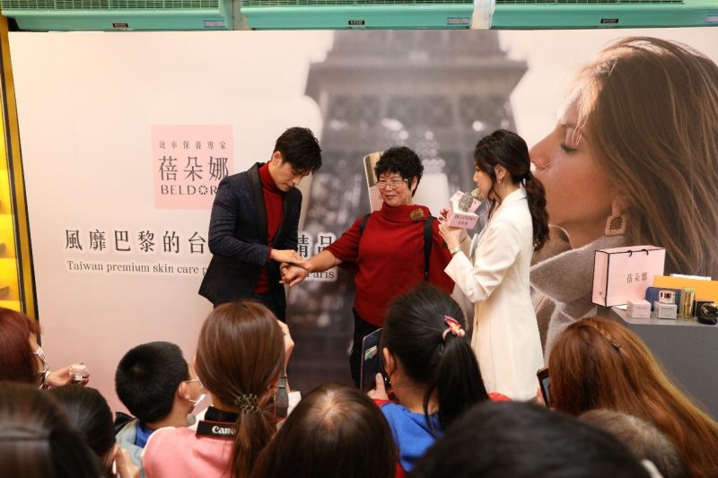 ▲GINO現場與粉絲近距離互動,示範保養品擦拭技巧。(圖/品牌提供)
