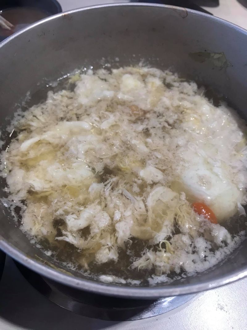 ▲從照片中可以看到,一整鍋的火鍋上漂浮著被攪散的蛋液,如同蛋花湯一般。(圖/翻攝自《爆怨2公社》)