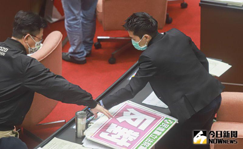 ▲立委何志偉做完病毒篩檢後進入議場,參與萊豬表決。(圖/記者葉政勳攝.2020.12.24