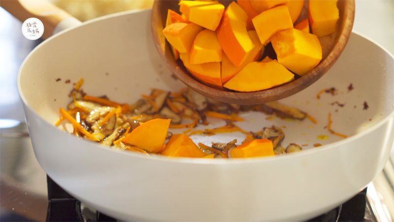 ▲再加入適量的水煮滾，等到南瓜煮軟。（圖／資料照片）