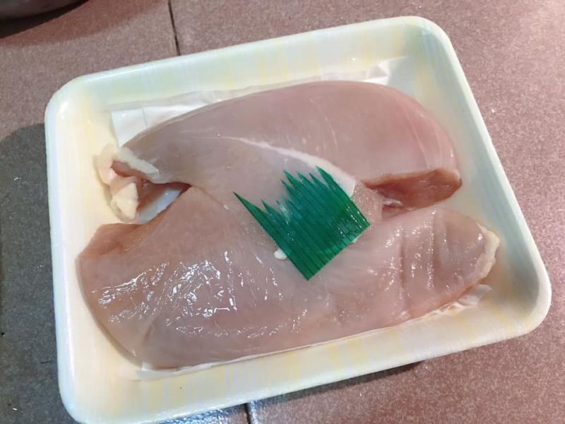 ▲有女網友發現自己買的冷凍肉上放了一片綠葉，讓她納悶真正用途。（圖／翻攝爆廢公社二館臉書）