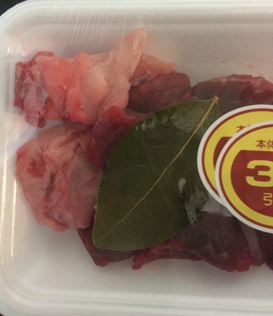 ▲先前有網友發現日本超市的冷凍牛肉上會擺放真葉子。（圖／翻攝PTT）