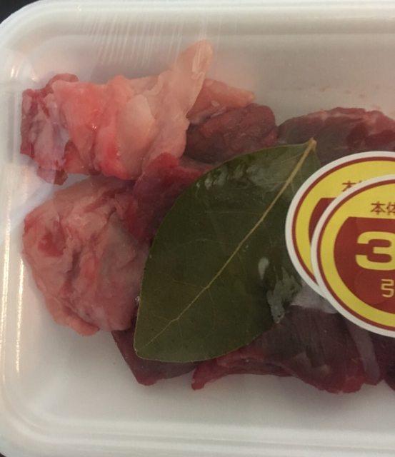 ▲先前有網友發現日本超市的冷凍牛肉上會擺放真葉子。(圖/翻攝PTT)