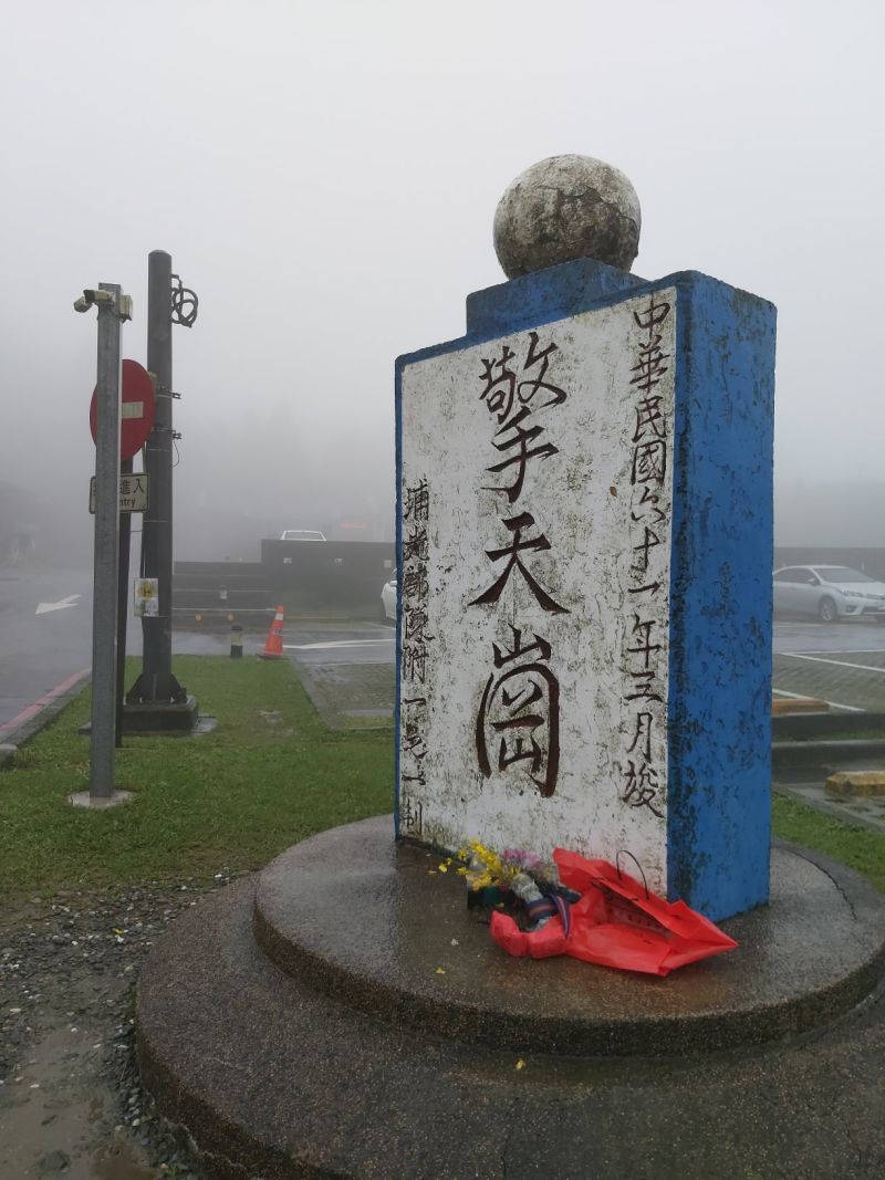 ▲巡牛社團成員替死去的牛隻獻花。(圖/翻攝自《為牛請命-巡牛志工隊》臉書社團)