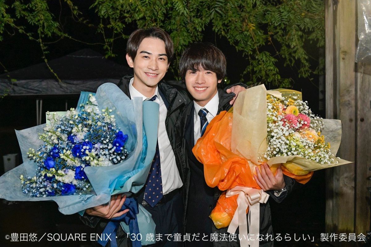 ▲《如果30歲還是處男，似乎就能成為魔法師》結局倒數，主角殺青照釋出。（圖／官方Twitter）