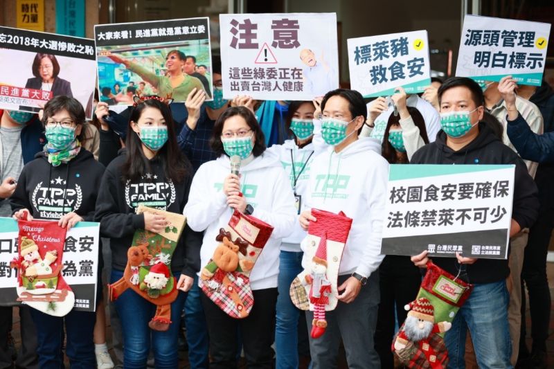 ▲立院萊豬表決，台灣民眾黨在拒馬上掛聖誕襪，呼籲執政黨立委別把萊豬當聖誕禮物。（圖／民眾黨提供）