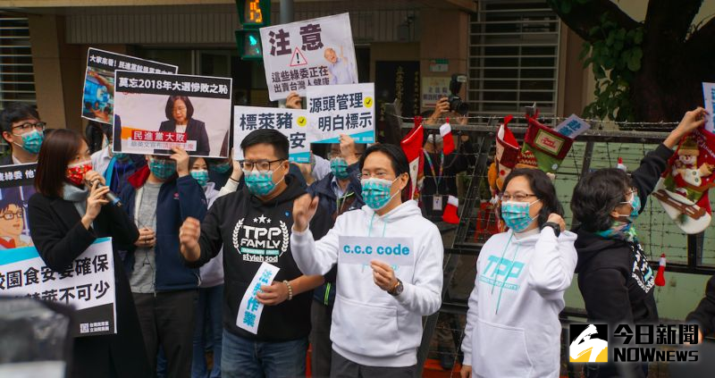 ▲立院萊豬表決,台灣民眾黨在拒馬上掛聖誕襪,呼籲執政黨立委別把萊豬當聖誕禮物。(圖/記者呂炯昌攝.2020.12.24)