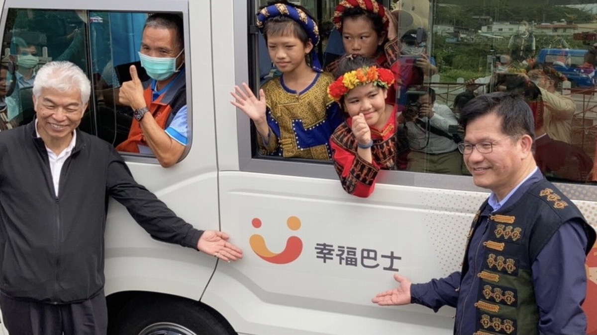 ▲為改善偏鄉公共運輸，交通部今(24)日上午於屏東縣滿州鄉公所前廣場舉辦「屏東地區新創幸福巴士2.0整合示範服務」啟用典禮，交通部長林佳龍（圖右一）、公路總局局長許鉦漳（圖左一）、屏縣府秘書長邱黃肇崇（圖左二）共同主持啟用典禮。（圖／公路總局提供, 2020.12.24）