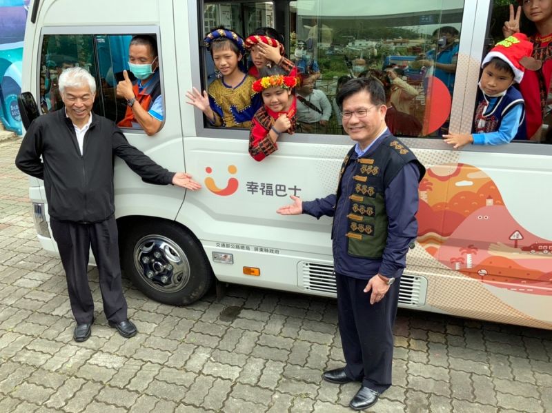 ▲屏東縣滿州鄉長樂國小的小朋友,穿著原住民服飾高興開心的坐在巴士車內與部長整長官合影。(圖/公路總局提供,