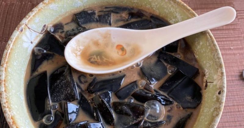 ▲一位亞裔網友分享自製的仙草凍奶茶，卻讓外國網友大驚，誤以為是淡菜殼。（圖／取自u/PlasmaLamps/Reddit)