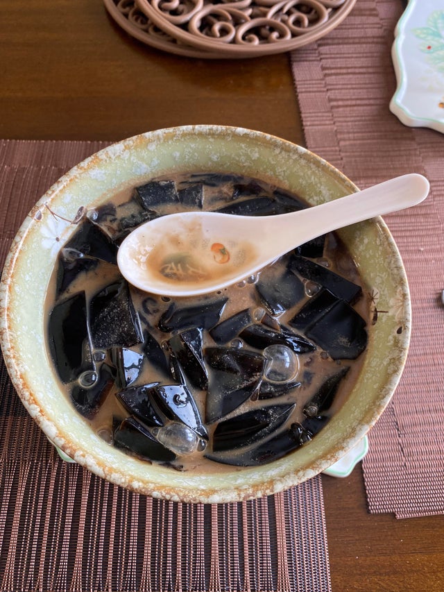 ▲網友表示仙草半泡在奶茶裡讓他除了「淡菜殼」以外,什麼都看不到。(圖/取自u/PlasmaLamps/Reddit)