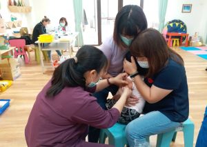台南市流感疫苗剩餘量僅存不到9千劑,台南市衛生局呼籲家長,儘快帶家中幼童接種流感疫苗。 ▲台南市流感疫苗剩餘量僅存不到9千劑,台南市衛生局呼籲家長,儘快帶家中幼童接種流感疫苗。(圖/台南市衛生局)