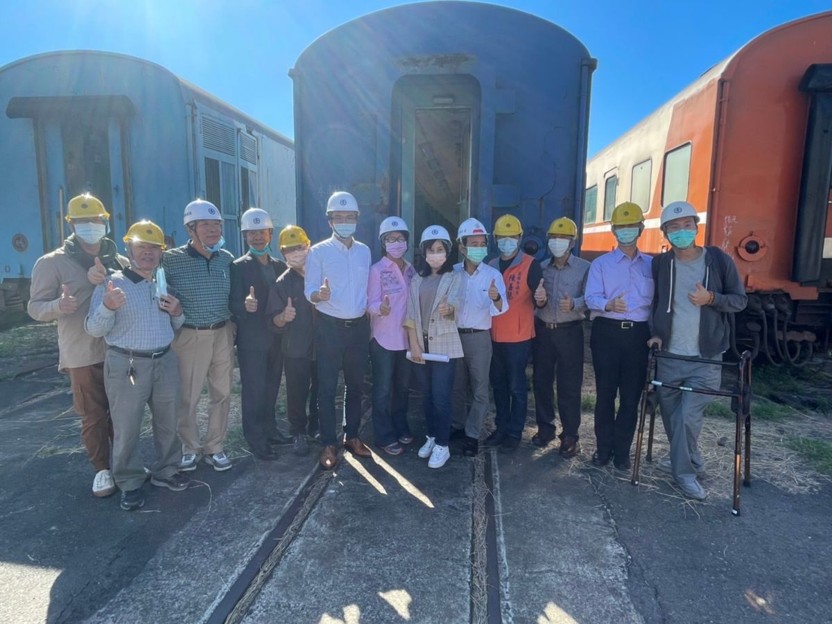 ▲台鐵高雄機廠明年搬遷，高雄市政府進行都市計畫變更，「特色公園小組」召集人議員林智鴻今天邀高市府相關單位考察，盼設鐵道主題公園。(圖／林智鴻辦公室提供)