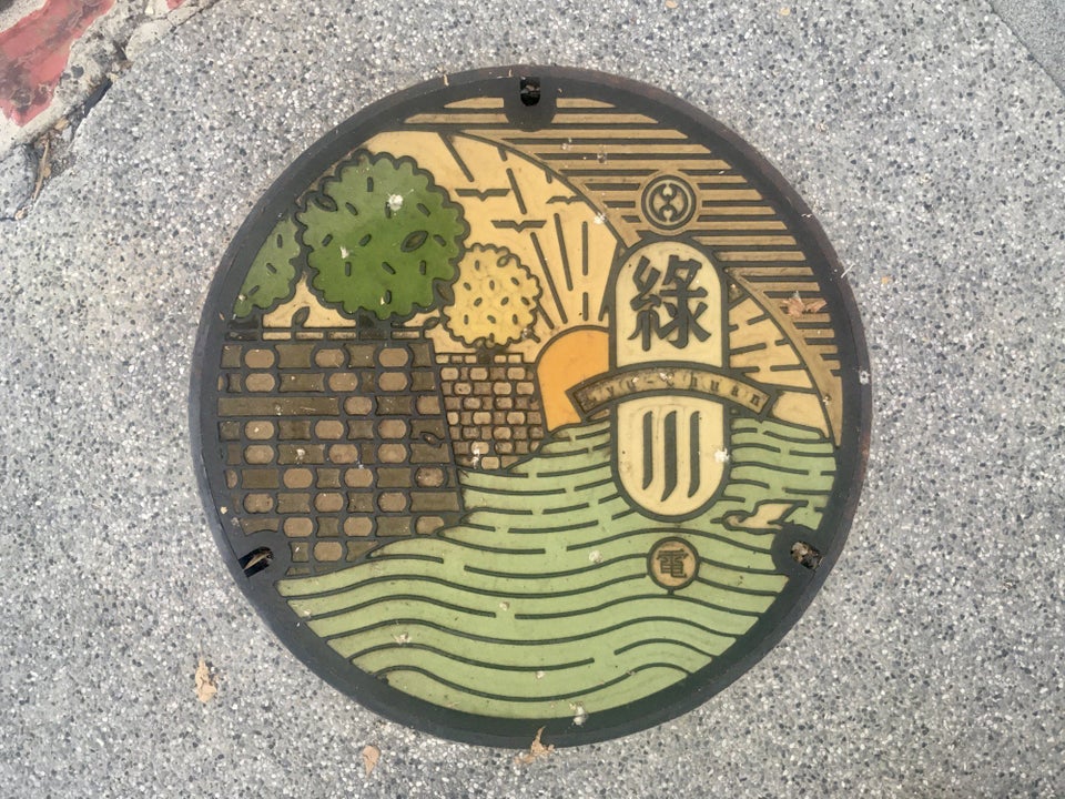 ▲水溝蓋上還有「綠川」兩字，似乎在指流經台中市的運河。（圖／取自u/FreshCocoa/Reddit)