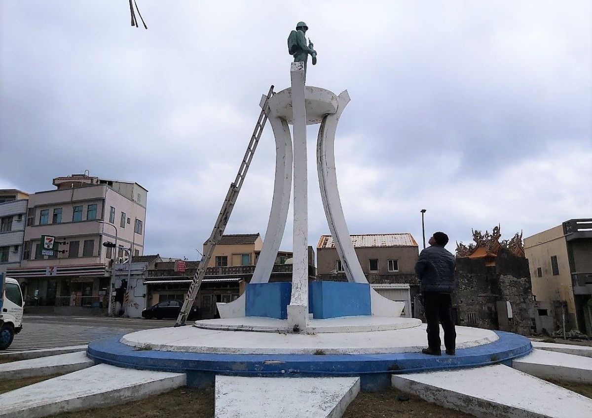 ▲澎湖「隘門圓環」超過一甲子的衛兵阿榮，因原有銅像基座生鏽損壞，結構鋼筋已有爆裂損壞之虞，縣府工務處近期辦理改善工程。（圖／澎湖縣政府提供）