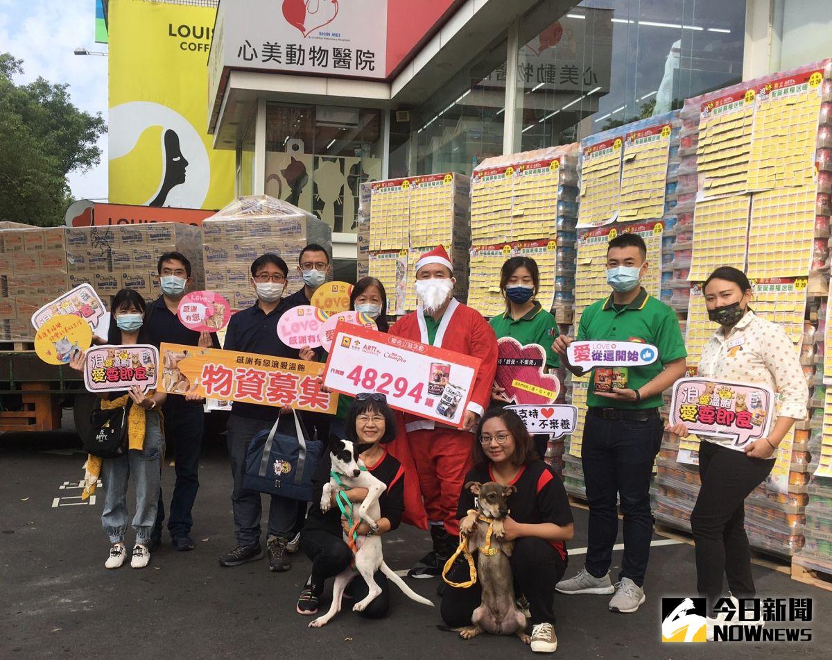 ▲魚中魚為流浪動物愛心募糧進入第五年，不受疫情影響，募得近5萬個寵物罐頭。（圖／記者金武鳳攝)