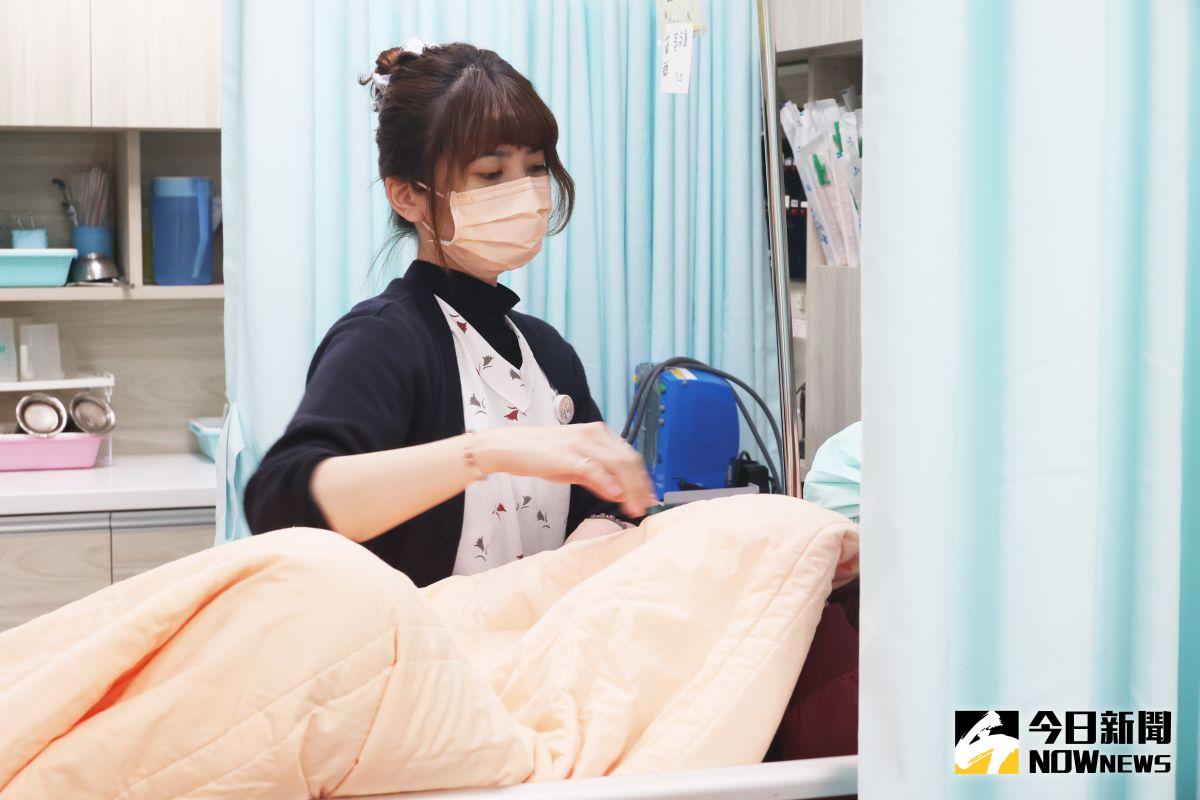 ▲因疫情嚴峻，造成醫療服務成本提高，員林宏仁醫院將停辦年度望年會(尾牙)活動，並優先針對第一線辛苦防疫的護理師調薪。（圖／記者陳雅芳攝，2020.12. 24）