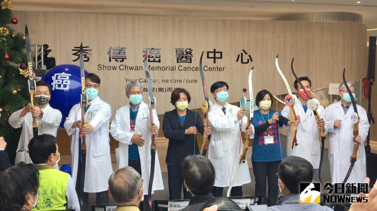 ▲彰化秀傳醫院延平大樓更名秀傳癌醫中心開幕啟用，秀傳醫療體系齊心以弓箭瞄準癌症靶心，象徵多專科團隊合作提供精準診療，令癌症消失。（圖／記者陳雅芳攝，2020.12. 24）