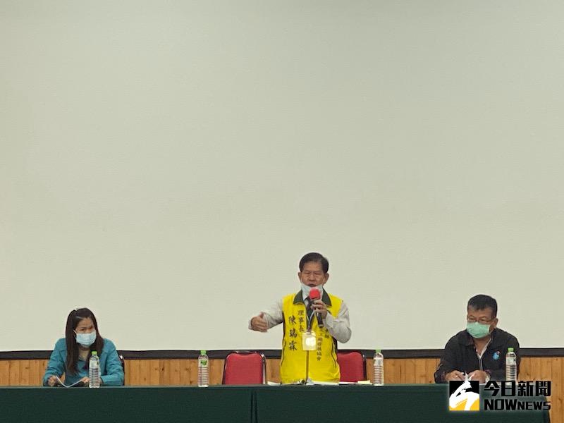 ▲特定工廠協會理事長陳瑞霖(中)主持會議,籲請政府輔導合法納管。(圖/記者陳惲朋攝)