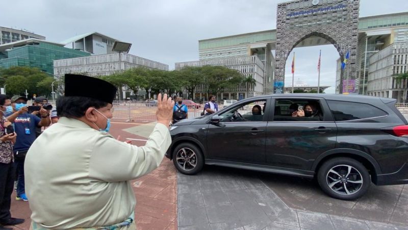 ▲馬來西亞前議員的兒子為配合防疫措施舉行了一場「得來速」婚禮。（圖／翻攝自IG）