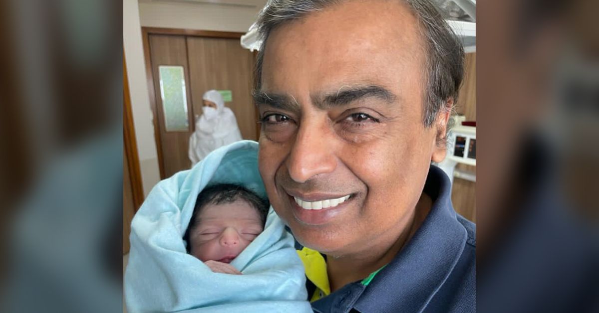 ▲穆克什手捧金孫的照片在推特瘋傳。（圖／翻攝自推特）