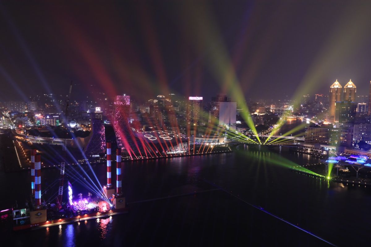 ▲2021跨百光年正式啟動，以光為題，用光影雷射妝點高雄港灣。（圖／高雄市政府提供）