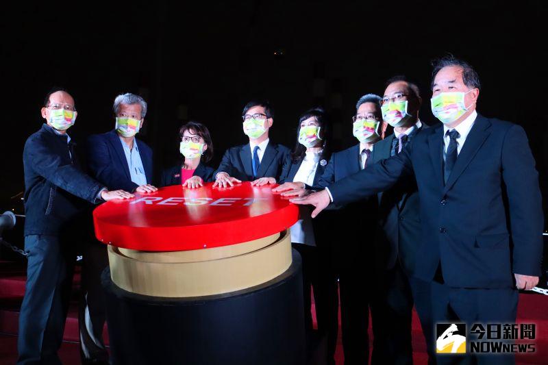 ▲高雄市長陳其邁與多名貴賓共同按下「2021跨百光年」啟動鈕,揭開愛河灣連續十一天的精彩展演。(圖/記者鄭婷襄攝)