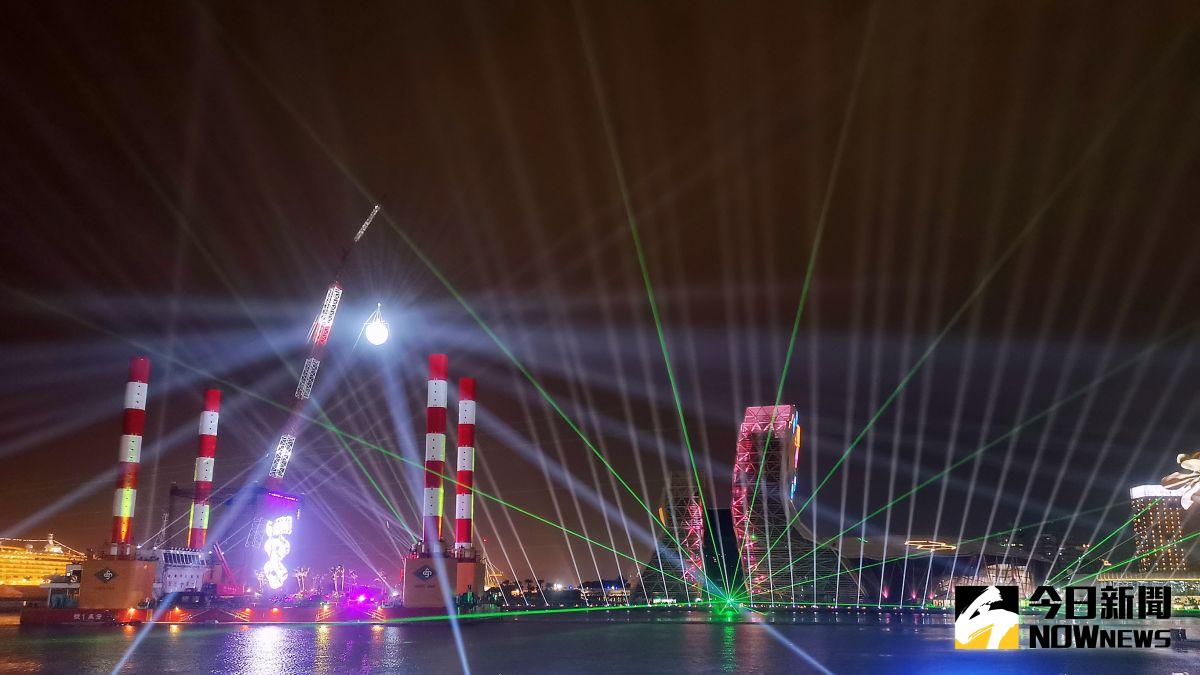 ▲高雄「2021跨百光年」系列活動今（24）日晚間在愛河港灣正式啟航，愛河灣沿岸與周邊大樓裝設逾三百顆電腦燈、空中光束燈、雷射燈，接連亮起，顯得更絢爛奪目。(圖／記者郭俊暉攝，2020.12.24)