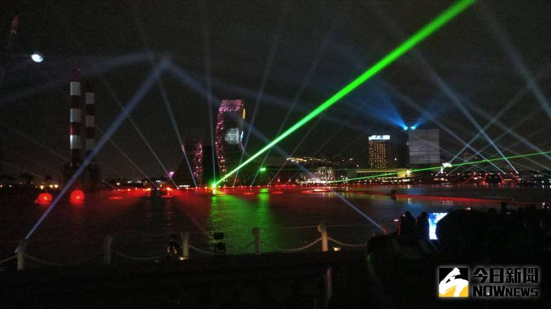 ▲「2021跨百光年」,絢爛空中光束燈照亮愛河港灣,展開11天不間斷的展演。(圖/記者郭俊暉攝,2020.12.24)
